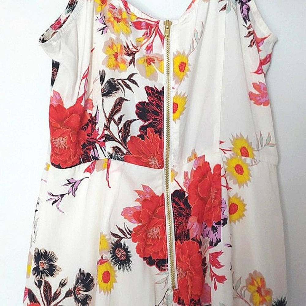 Multi-color Floral Cold Shoulder Romper M - Picture 3 of 8